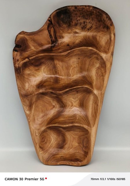 طبق خشب طبيعي بتقسيمات متعددة وتصميم فني فريد 🌿 مثالي لتقديم المكسرات والمقبلات بطريقة مرتبة وأنيقة. عروق خشبية غنية تضيف لمسة فخامة طبيعية لأي ضيافة ✨