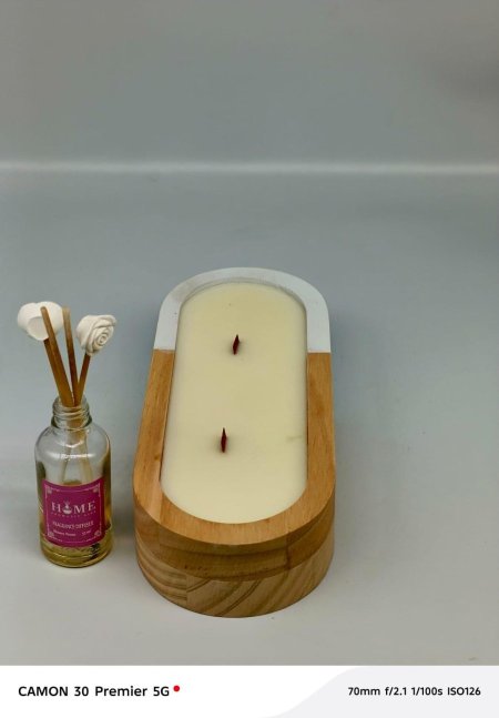 شمعة عطرية داخل حامل خشب طبيعي أنيق 🌿🕯️ تصميم دافئ يضيف لمسة فخامة وهدوء لأي زاوية في البيت. مثالية للأجواء الهادية ولمسة ديكور عصرية راقية ✨