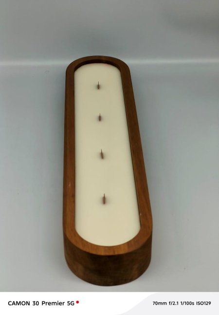 شمعة عطرية طويلة داخل إطار خشب طبيعي أنيق 🕯️🌿 تصميم عصري بلمسة دافئة يخلق أجواء هادئة ومريحة. مثالية للديكور الراقي أو جلسات الاسترخاء المميزة ✨