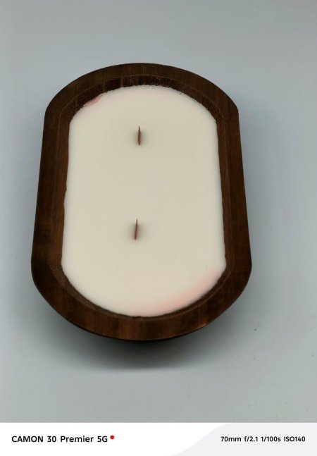 شمعة عطرية داخل حامل خشب طبيعي بتصميم أنيق 🕯️🌿 لمسة دافئة وعصرية تضيف جو هادئ ومريح لأي مساحة. مثالية للديكور الراقي أو كهدية مميزة ✨