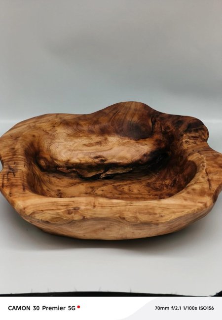 طبق خشب طبيعي بتصميم عضوي فاخر 🌿 عروق قوية وتفاصيل طبيعية تعطي كل قطعة شكل فريد لا يتكرر. مثالي للتقديم أو كقطعة ديكور تضيف دفء وأناقة لطاولتك ✨