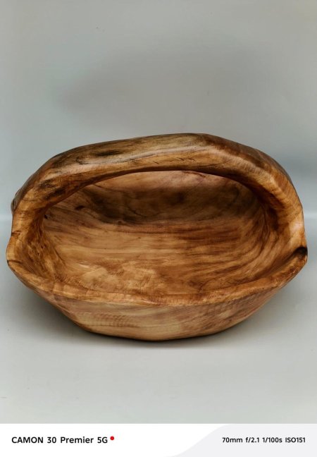 سلة خشب طبيعي بمقبض مدمج 🌿 تصميم عضوي أنيق وعروق مميزة تعطي كل قطعة طابع فريد. مثالية للتقديم أو كقطعة ديكور تضيف دفء طبيعي لطاولتك ✨