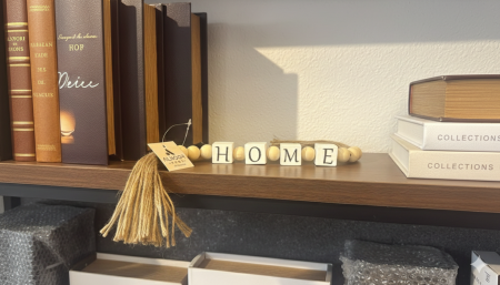 ديكور حروف HOME مع خرز خشبي 🤎✨ لمسة بسيطة ودافئة تضيف إحساس بالراحة والأناقة لأي رف أو طاولة.