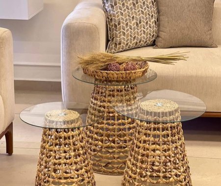 طقم طاولات جانبية رتان بسطح زجاجي تصميم طبيعي أنيق بثلاث مقاسات، مثالي لغرفة الجلوس أو زاوية الضيافة، يضيف دفء وفخامة بلمسة بوهيمية عصرية.