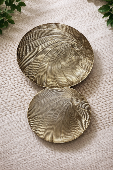قطعتان ديكور دائريتان بتصميم حلزوني أنيق، بلون ذهبي فاخر ولمسة معدنية جذابة. مثالية لتزيين الطاولات، الكونسول، أو طاولات الضيافة، وتضيف فخامة ودفء لأي مساحة. تصميم عصري يلفت النظر ويناسب الديكورات الحديثة والكلاسيك.