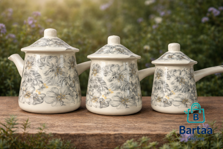 طقم ركوة قهوة مينا بتصميم كلاسيكي مزخرف، 3 أحجام مختلفة تناسب كل الاستخدامات. عملي، متين، ويعطي لمسة أناقة مميزة لتقديم القهوة العربية والتركية ☕🌸