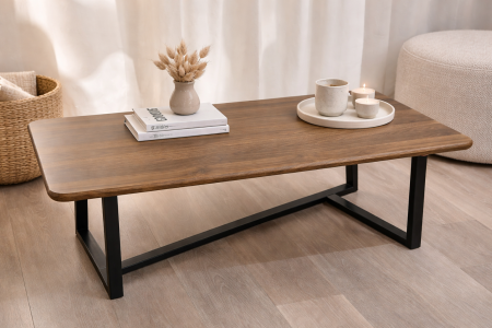طاولة خشبية بتصميم عصري سطح خشبي أنيق مع قاعدة معدنية ثابتة، مثالية لغرفة المعيشة وتجمع بين العملية والفخامة بلمسة بسيطة وعصرية.