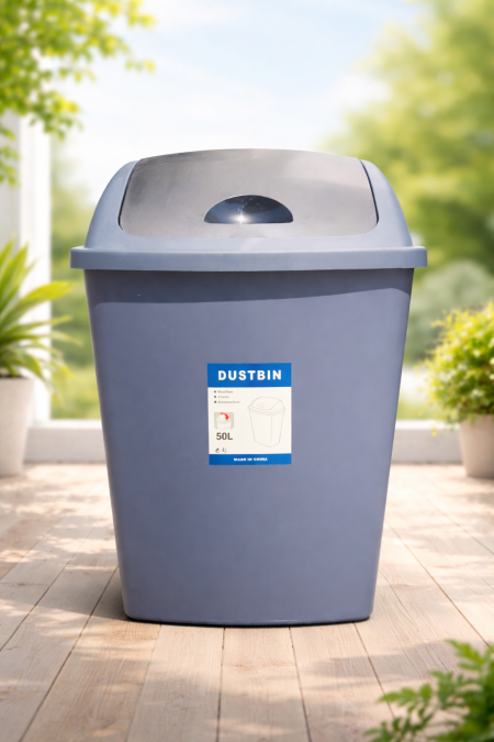 سلة مهملات بلاستيك 50 لتر بغطاء متحرك عملية وأنيقة للاستخدام اليومي في البيت أو المكتب. تصميم متين مع غطاء سهل الفتح للحفاظ على النظافة ومنع الروائح. سعة كبيرة تناسب الاستخدام العائلي وبألوان هادئة تناسب أي ديكور.