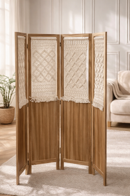 فاصل غرف خشبي مع تصميم طبيعي أنيق بثلاثة ألواح، مثالي لتقسيم المساحات وإضافة لمسة دافئة للمكان.