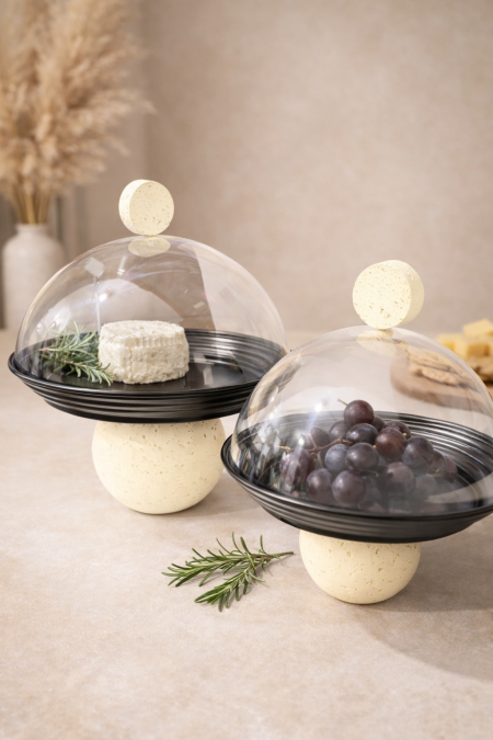 طقم تقديم زجاجي مع قاعدة ديكور تصميم أنيق بقاعدة عصرية وقبة شفافة، مثالي لتقديم الجبن، الحلويات أو الفواكه مع لمسة فخامة على طاولتك ✨🧀🍇