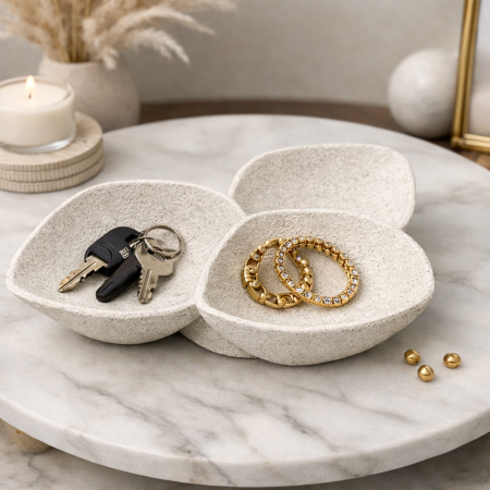 طبق ديكور بتصميم عضوي عصري 🤍 ملمس حجري أنيق يضيف لمسة فخامة هادئة لأي طاولة. مثالي للمفاتيح، الإكسسوارات أو كقطعة عرض مميزة ✨