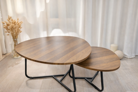 طقم طاولات بيضاوية أنيقة تصميم عصري بخشب دافئ مع أرجل معدنية ثابتة. عملي، موفّر للمساحة ويضفي لمسة أناقة على غرفة المعيشة.