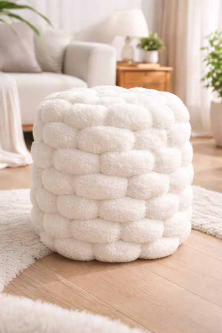 بوف فرو الخاروف فاخر بتصميم ناعم ملمسمريح وتصميم عصري يضفي دفء وأناقة على أي مساحة. مثالي للجلوس، مسند قدم، أو قطعة ديكور تضيف لمسة راقية لغرفة المعيشة أو النوم.