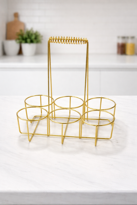 حامل معدني ذهبي للعبوات بتصميم أنيق ومميّز ✨ يوفّر ترتيباً عملياً مع مقبض حمل مريح، مثالي للمطبخ أو التقديم ويضيف لمسة فخامة على الطاولة.