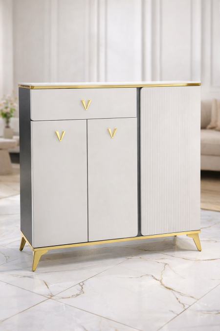 خزانة للأحذية وللديكور خشب كثير ثقيل وراقية جداً مع شايش من الأعلى يعني الفخامة بذاتها