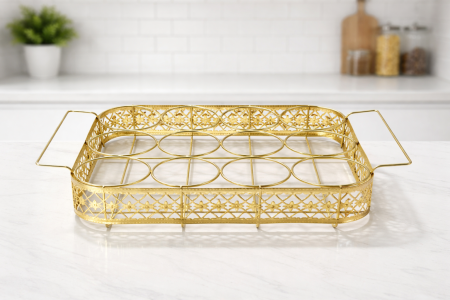 سلة معدنية ذهبية أنيقة لتنظيم العبوات 🥂✨ تصميم فاخر مع فتحات ثابتة للحفظ والترتيب، مثالية للمطبخ أو طاولة التقديم وتضيف لمسة راقية للمكان.