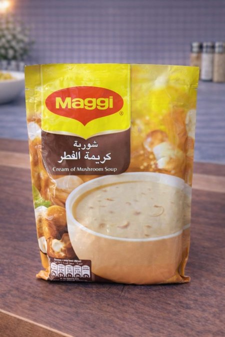شوربة كريمة الفطر الغنية، سهلة التحضير بمذاق كريمي لذيذ ودافئ.