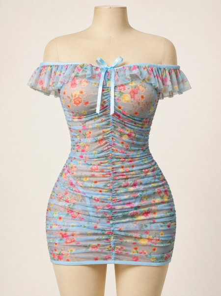 فستان نسائي قصير بنقشة ورود ناعمة، بتصميم مكشوف الأكتاف وكشكش أنيق مع ربطة أمامية وتفاصيل مجمّعة تمنحكِ إطلالة أنثوية جذابة.