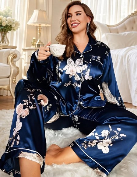 طقم بيجاما ساتان نسائي فاخر باللون الكحلي، مزين بنقوش زهور ناعمة وقصّة مريحة تمنحكِ إطلالة أنيقة وراحة مثالية في أوقات الاسترخاء والنوم.