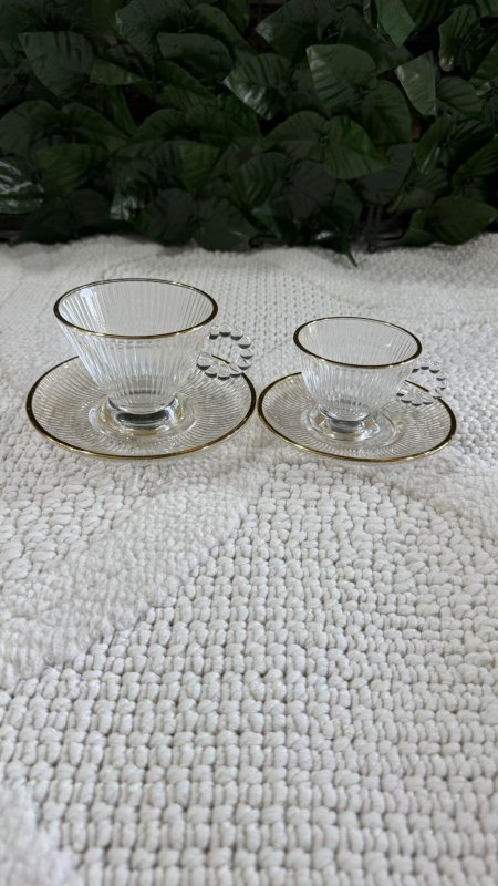 كاسات شاي مع صحونهن وفناجين وصحونهن