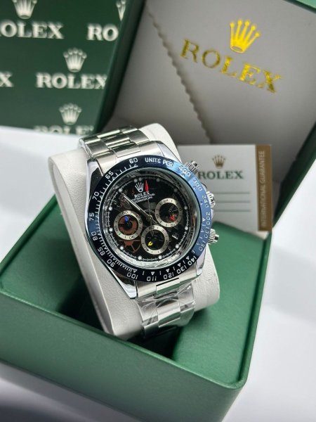 رمادي واسود