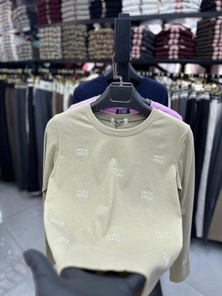 بلوزة miu للصبايا بدون قبة