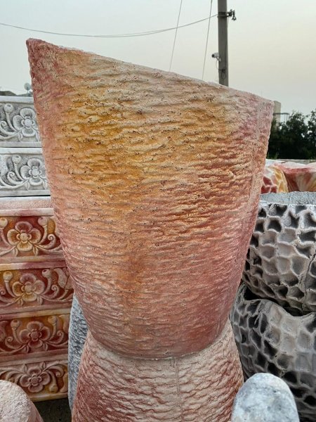 وعاء حجر تصميم مختلف قليلًا ربما أشبه بالجردل/القارورة