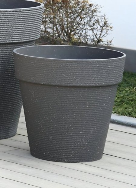 وعاء زرع من البلاستيك البرازيلي السميك، قوي وخفيف مقارنة بالحجر.